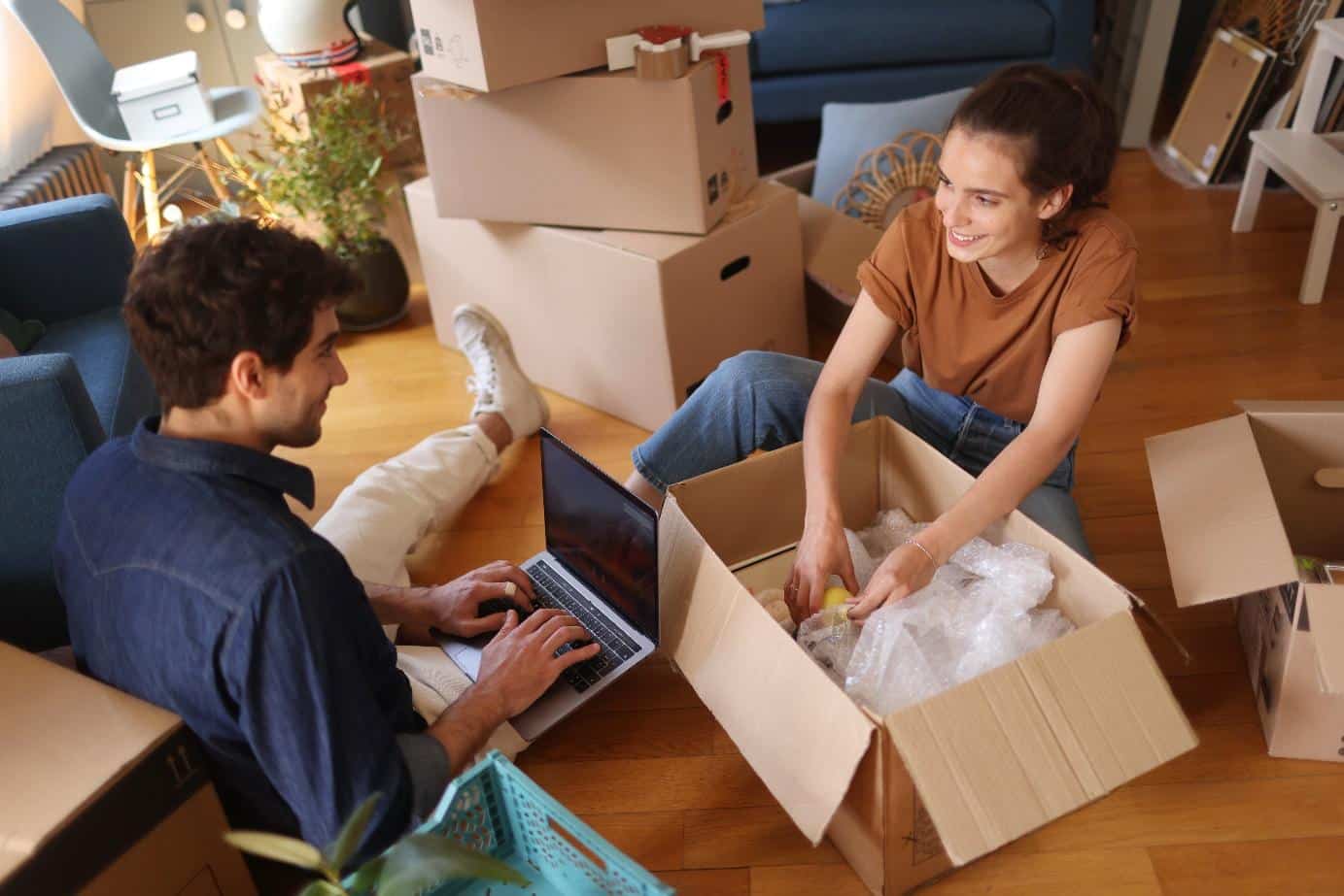 Couple faisant leurs cartons de déménagements