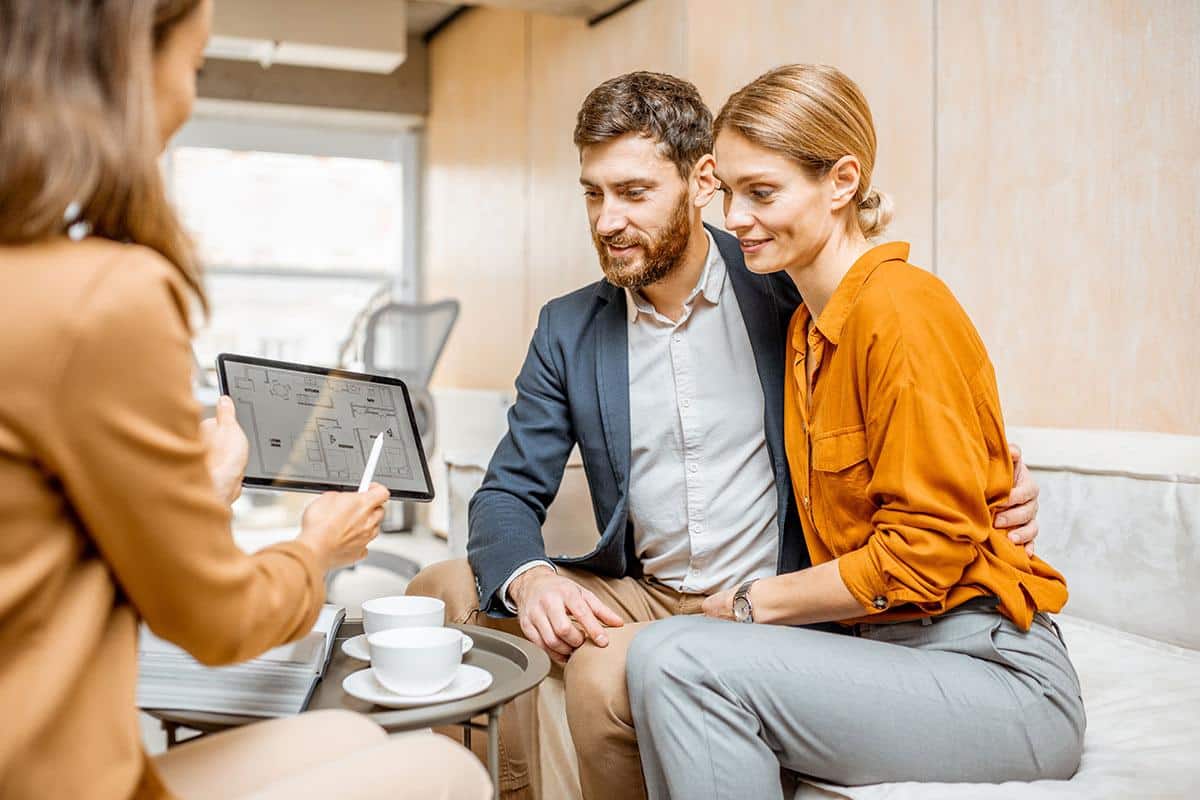 Couple regardant un plan d'appartement